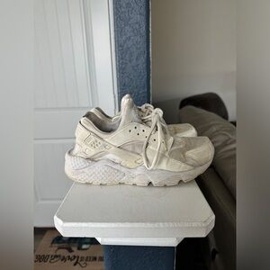 Nike Air Huarache women’s. Size 8